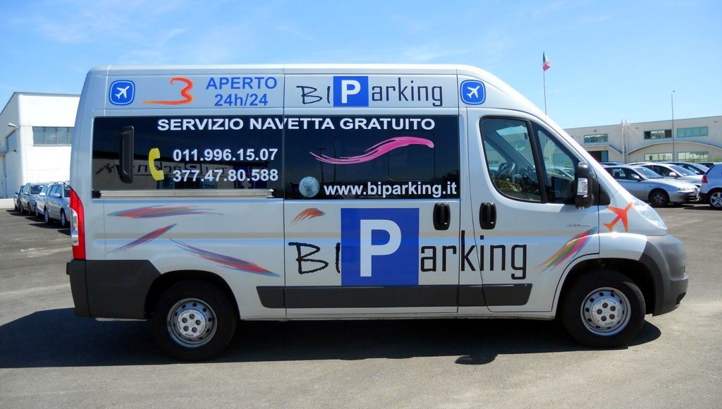 La navetta gratuita con la scritta Aperto 24h/24 e i numeri di telefono