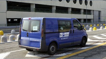 La navetta ferma davanti al terminal dell'aeroporto di Caselle