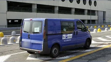 La navetta ferma davanti al terminal dell'aeroporto di Caselle