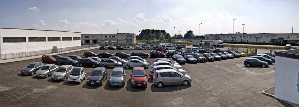 Le auto in sosta nel piazzale