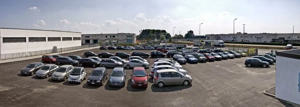 Le auto in sosta nel piazzale