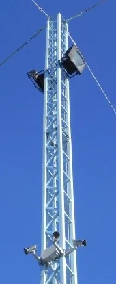 Torre faro con fari e telecamere di videosorveglianza